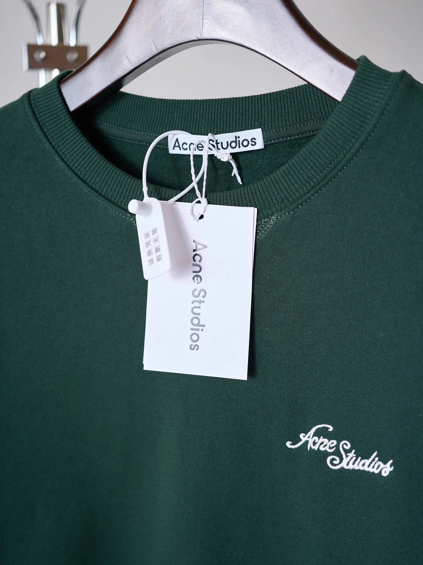 [Real auction] Acne Studios embroidered logo sweatshirt (women's style) [In Stock] S M L custom-dyed cloud-like brushed fleece cotton, smooth drape, soft and skin-friendly. Wearing a dark forest green as the base, the soft cloth texture is rich in layers, and the low-saturated green tone reveals a quiet and luxurious literary and artistic atmosphere. The iconic Acne Studios embroidered logo is embellished on the chest, simple yet recognizable. The neckline is designed with a Classic triangular panel structure and a high level of detail. The soft and slightly loose off-the-shoulder silhouette is just right to accommodate the lines of the shoulders and back. The moderate length is matched with a cuffed ribbed hem to freely modify the body shape. The ingenuity is hidden in the simple body, allowing a sense of relaxation throughout daily life. 1. Imported machine embroidery uses advanced computer control systems and precision mechanical components to precisely create the iconic Acne Studios logo embroidery, with smooth and delicate lines and a full sense of sophistication. 2. Enzyme washing treatment: The fabrics have been fermented and washed to give them a better feel and texture. They are not easy to deform, shrink or fade. They maintain long-term beauty and have a loose fit.